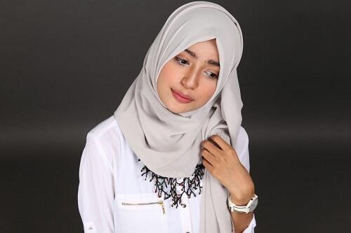 Rambutmu Rontok Karena Menggunakan Hijab? Ini Tipsnya Sis!