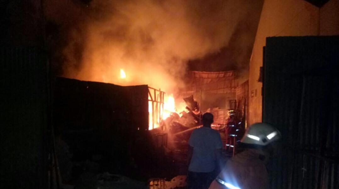 Pabrik Tahu di Mampang Prapatan Terbakar