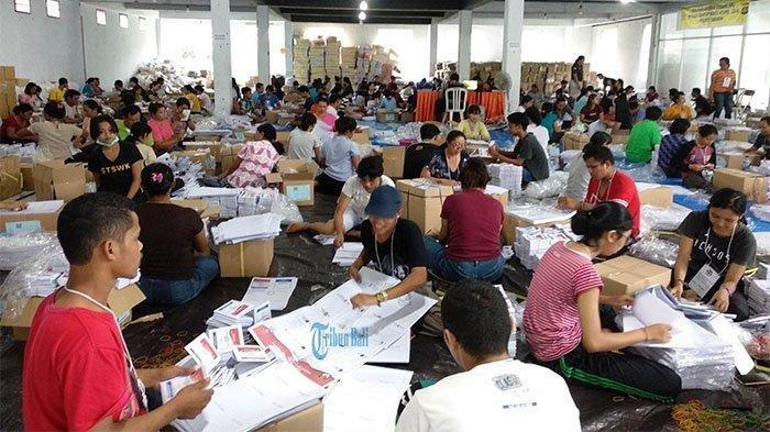 Bantu Melipat Surat Suara, Ni Luh Putu Ritayani Bisa Kantongi Rp 150 Ribu Sehari