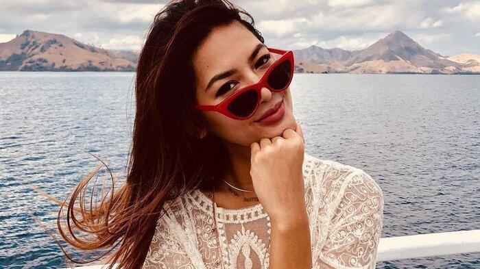 Maria Selena Terciduk Dekat dengan Seorang Pilot Keturunan Prancis-Polinesia