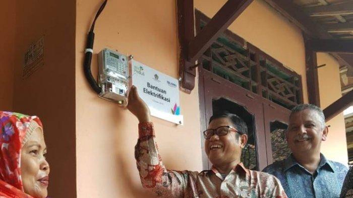 Hepinya Warga Serang Tersambung Listrik Gratis dari PLN