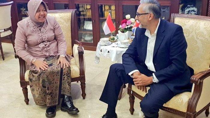 Pakai Kebaya dan Sepatu Docmart, Wali Kota Surabaya Bikin Salfok Diplomat Inggris