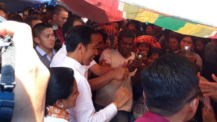 Jokowi Belanja Sekarung Salak Khas Humbang, Iriana Belanja Ulos