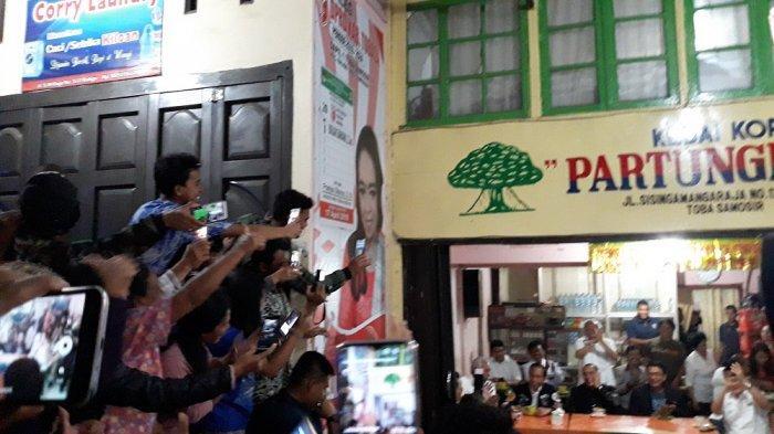 Warga Nyanyikan Jokowi Bangun Bandara dan Jalan Tol Versi Lagu Sayur Kol