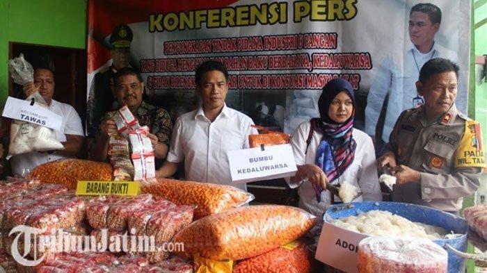 Industri Makanan Ringan Mengandung Tawas dan Bumbu Kedaluwarsa di Sidoarjo Digerebek