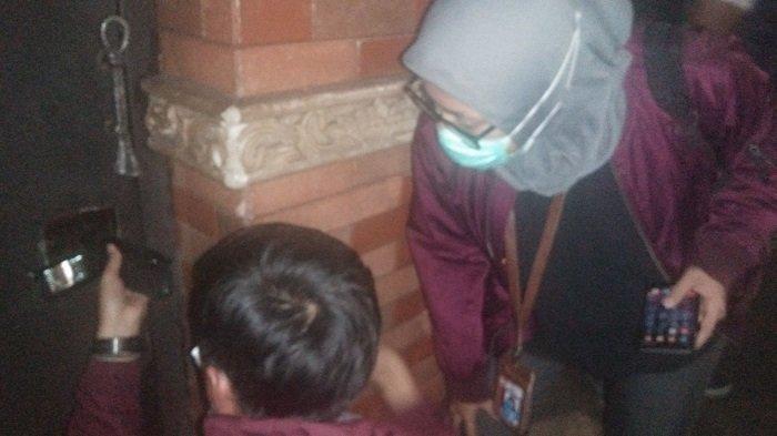 Empat Petugas KPK Masuk ke Rumah Romahurmuziy Setelah Satu Jam Menunggu di Luar