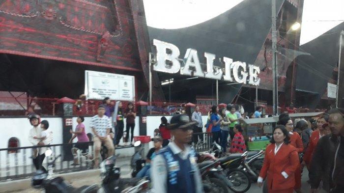 Kunker, Jokowi Sambangi Pasar Balige hingga Bagikan Kartu Indonesia Pintar