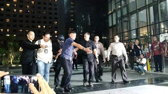 Romahurmuziy Tutupi Wajah denganTopi, Kacamata Hitam, dan Masker Saat Tiba di KPK