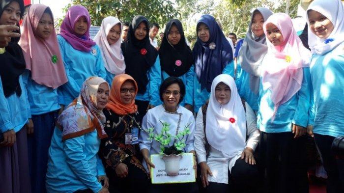Hadiah Rangkaian Bunga untuk Sri Mulyani di Acara Bazaar BUMN di Serang