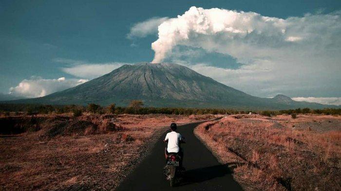 Gunung Agung Kembali Erupsi pada Jumat Malam, Kolom Abu Setinggi 1.000 Meter