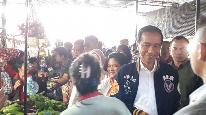 Ke Pasar Balige, Jokowi dan Iriana Beli Bawang Merah dan Sayuran