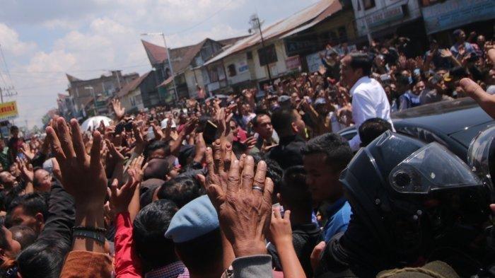 Tidak Disangka Begini Respon Jokowi Saat Diajak Selfi Warga