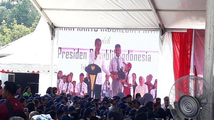 Presiden Jokowi Bagikan 2.000 KIP untuk Pelajar Balige