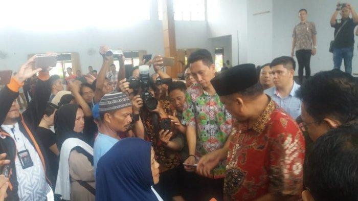 Olly Dondokambey Beri Beasiswa Bagi Anak-anak Korban Tambang Bakan
