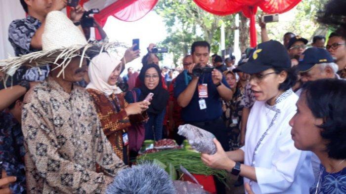 Ke Banten, Menkeu Sri Mulyani Borong Bandeng hingga Kaus Soekarno