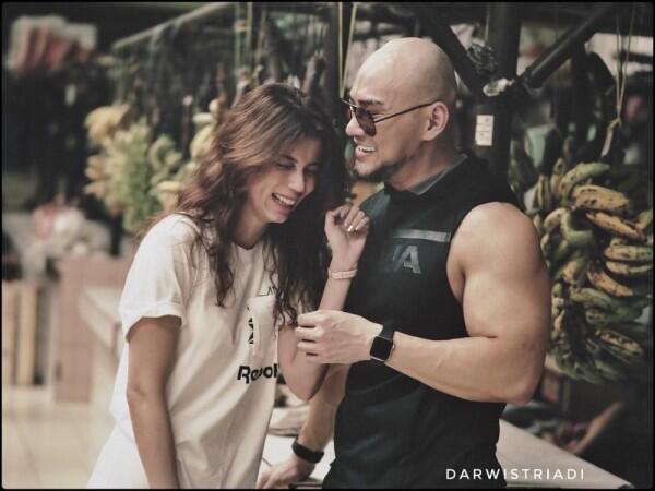 10 Gaya Pacaran Deddy Corbuzier & Sabrina Chairunnisa, So Sweet Deh!