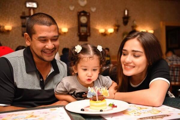 Hamil Anak Kedua, 10 Potret Kemesraan Yasmine Wildblood dan Suami