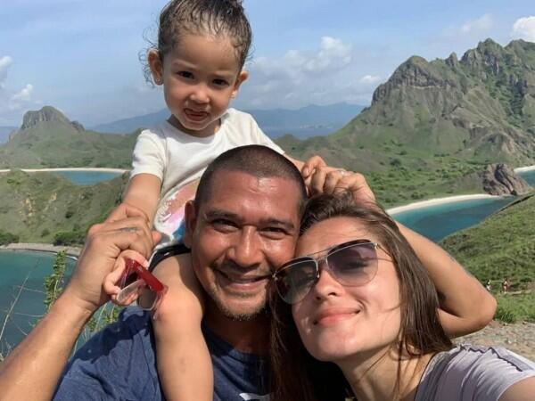 Hamil Anak Kedua, 10 Potret Kemesraan Yasmine Wildblood dan Suami
