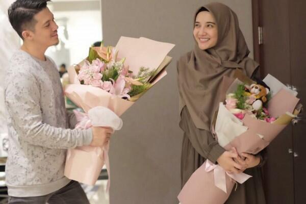 10 Ide Foto Couple ala Artis yang Mudah Ditiru, Gak Harus ke Studio!