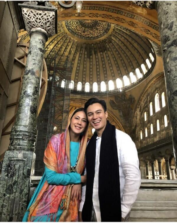 10 Ide Foto Couple ala Artis yang Mudah Ditiru, Gak Harus ke Studio!