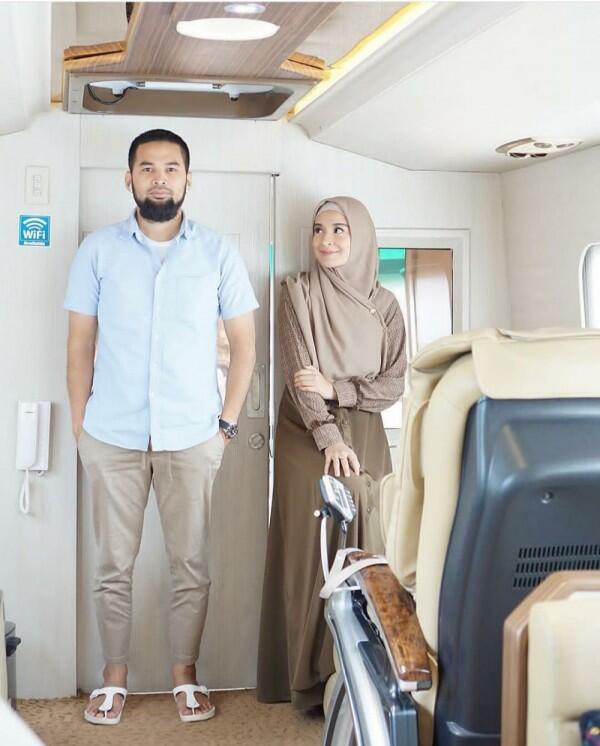 10 Ide Foto Couple ala Artis yang Mudah Ditiru, Gak Harus ke Studio!