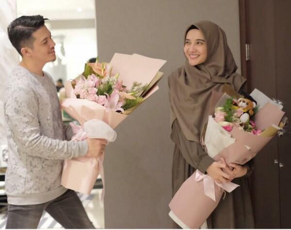 10 Ide Foto Couple ala Artis yang Mudah Ditiru, Gak Harus ke Studio!