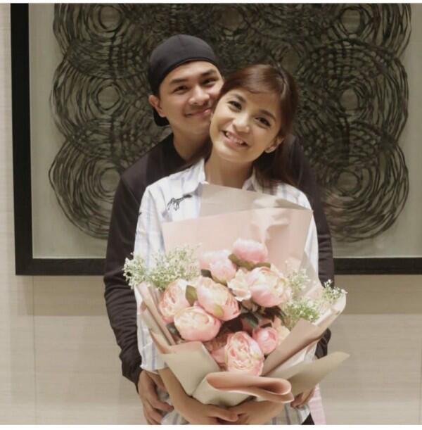 10 Ide Foto Couple ala Artis yang Mudah Ditiru, Gak Harus ke Studio!