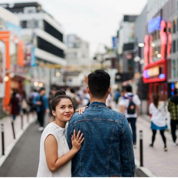 10 Ide Foto Couple ala Artis yang Mudah Ditiru, Gak Harus ke Studio!