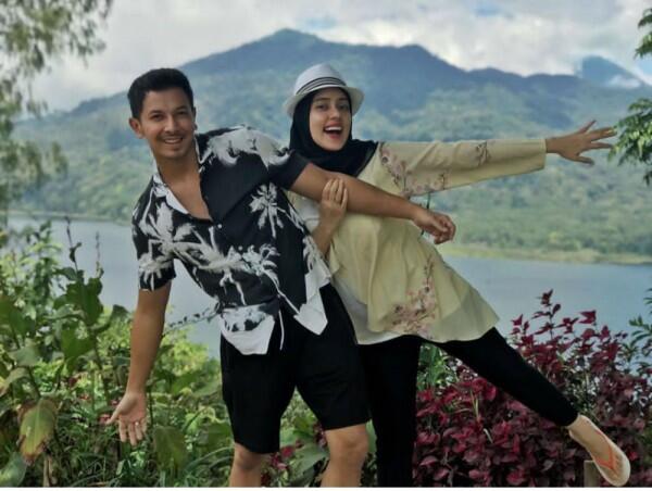 10 Ide Foto Couple ala Artis yang Mudah Ditiru, Gak Harus ke Studio!