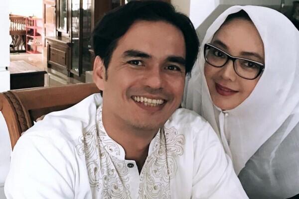 Antagonis di Sinetron, 11 Potret Teddy Syah Suami yang Hangat