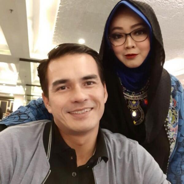 Antagonis di Sinetron, 11 Potret Teddy Syah Suami yang Hangat