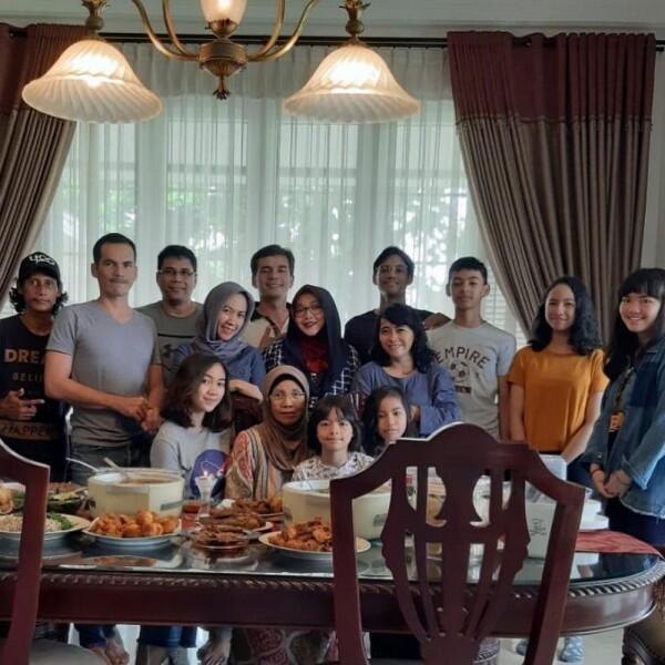 Antagonis di Sinetron, 11 Potret Teddy Syah Suami yang Hangat