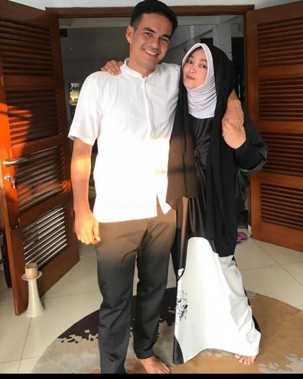 Antagonis di Sinetron, 11 Potret Teddy Syah Suami yang Hangat