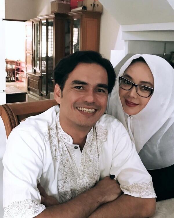 Antagonis di Sinetron, 11 Potret Teddy Syah Suami yang Hangat