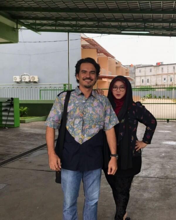 Antagonis di Sinetron, 11 Potret Teddy Syah Suami yang Hangat