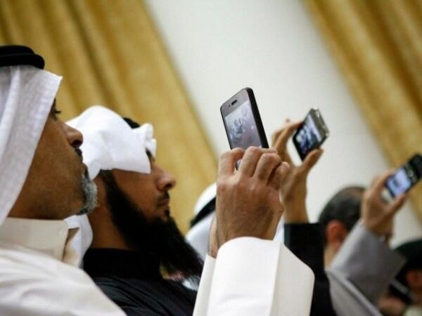Ingat! Berada di 5 Tempat ini Haram Hukumnya Mengeluarkan Smartphone