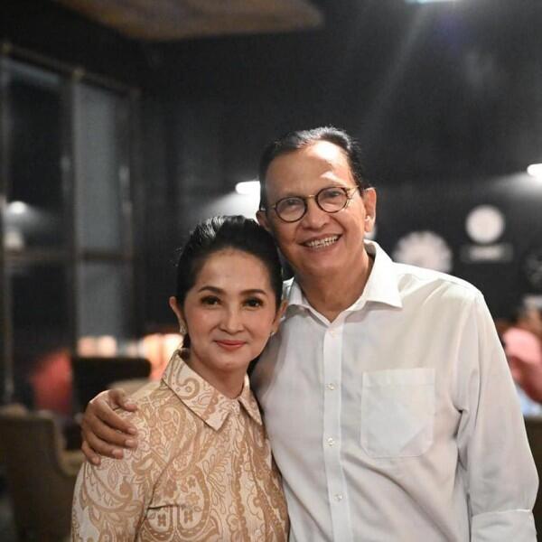 Awet Romantis, Ini 10 Potret Transformasi Roy Marten dan Anna Maria