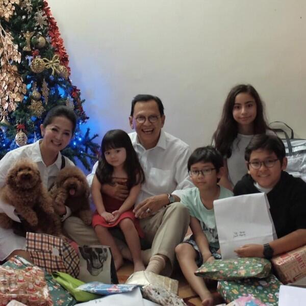 Awet Romantis, Ini 10 Potret Transformasi Roy Marten dan Anna Maria