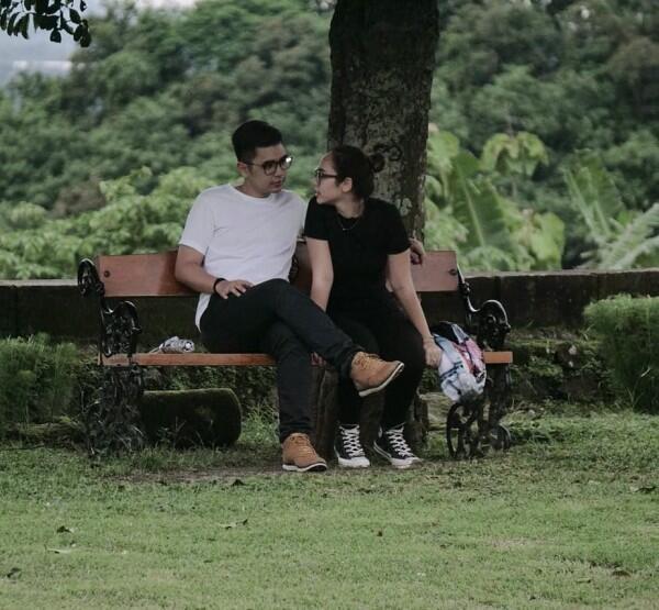 Move On, 10 Potret Romantis Pamela Bowie dan Pacar Barunya