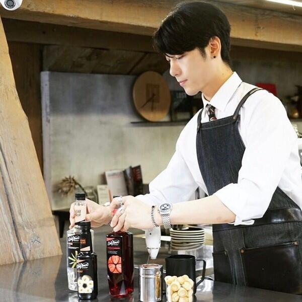 10 Potret Lee Kang Bin, Barista Menawan Asal Korea Selatan!