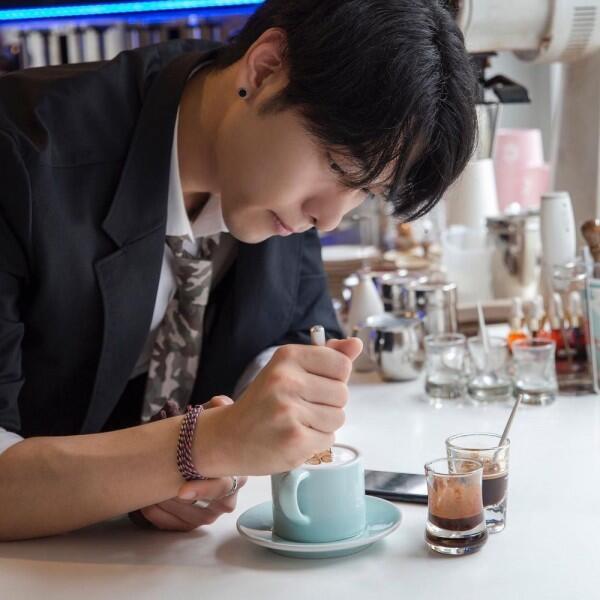 10 Potret Lee Kang Bin, Barista Menawan Asal Korea Selatan!