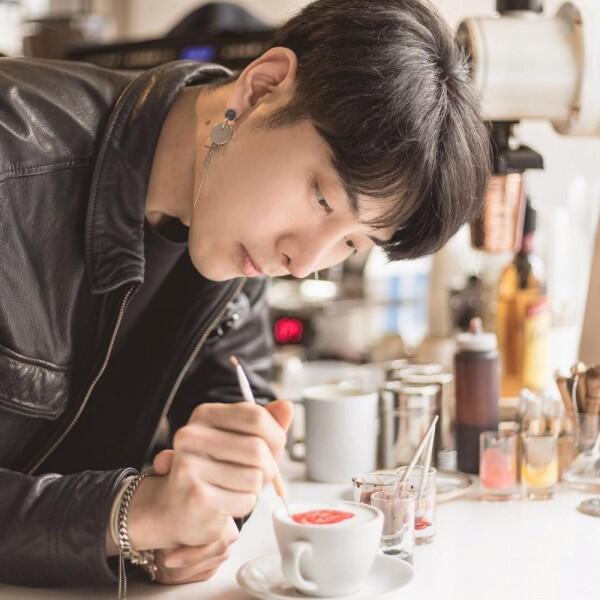 10 Potret Lee Kang Bin, Barista Menawan Asal Korea Selatan!