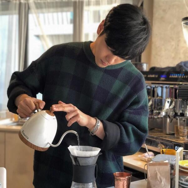 10 Potret Lee Kang Bin, Barista Menawan Asal Korea Selatan!