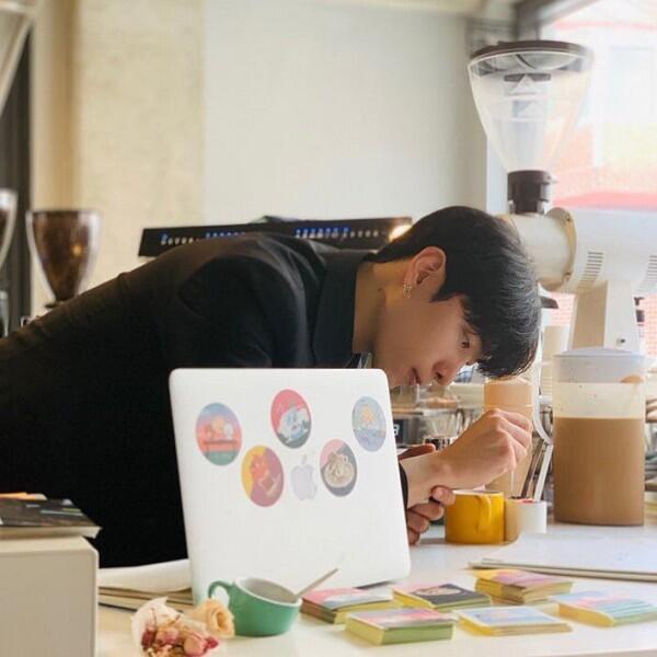 10 Potret Lee Kang Bin, Barista Menawan Asal Korea Selatan!