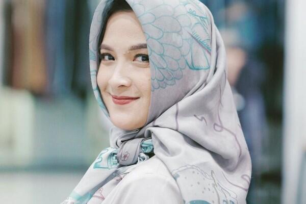10 Potret Andhara Early yang Jarang Terekspos, Anggun Berhijab Nih!