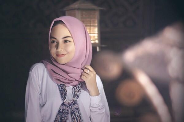 Gak Pakai Ribet, Ini 7 Cara Sederhana Atasi Rambut Rontok bagi Hijaber