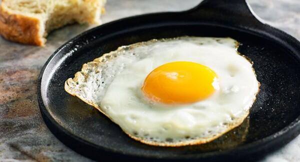 Anti Gosong & Keras, Ini 5 Pantangan Saat Memasak Telur Goreng