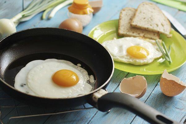 Anti Gosong & Keras, Ini 5 Pantangan Saat Memasak Telur Goreng