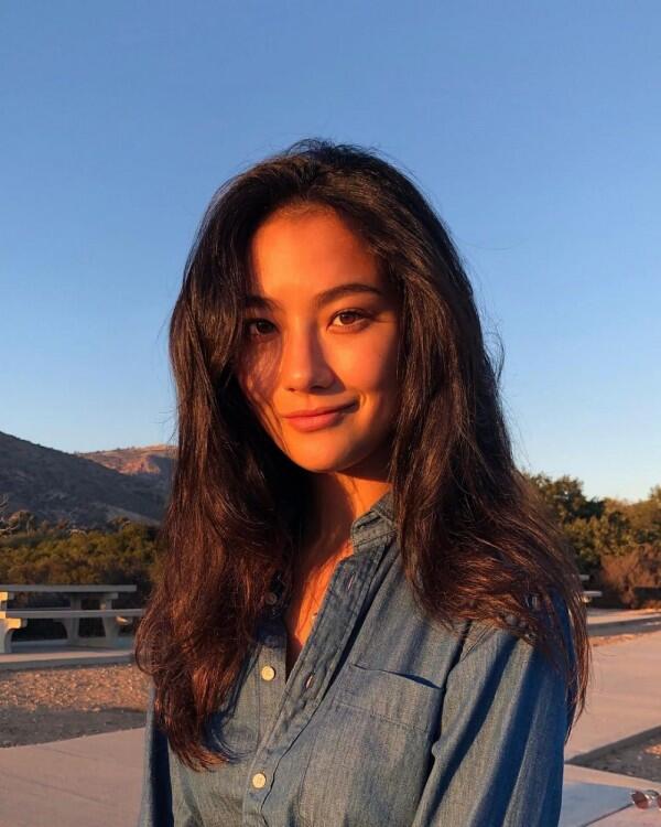 8 Potret Manis Adeline Rudolph, Wajah Asia di Serial Netflix Sabrina