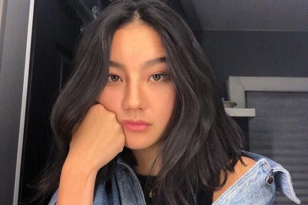 8 Potret Manis Adeline Rudolph, Wajah Asia di Serial Netflix Sabrina